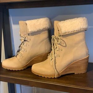 NWT SOREL LACE SHEARLING IN OATMEAL!